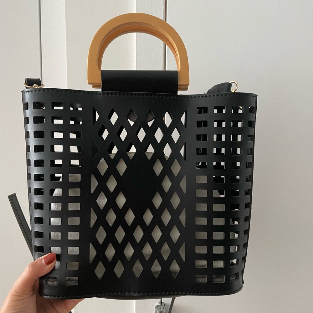 New black bag that can be worn multiple ways